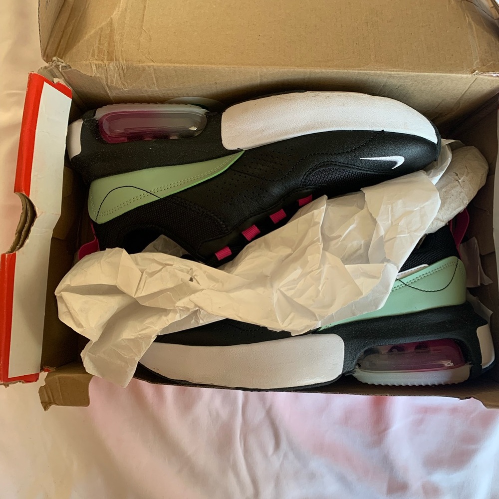 Brand New *Never worn
Box is damaged from moving